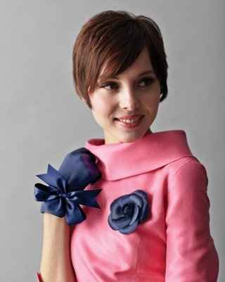 is it okay for the Groom to wear a different color suit from the GM?