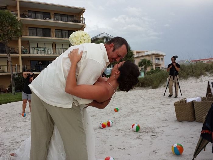 We're finally BAM!!!! with non-pro pics from our beach wedding! :) (Pic heavy!)