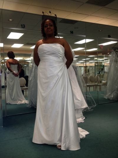 Plus size or full figured brides, let's see those gowns!