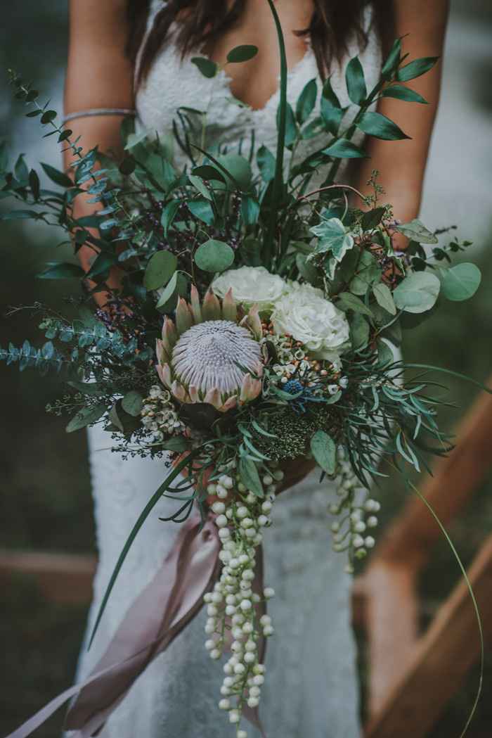 Flowers will be something like this. Unusual central flowers with eucalyptus. Maybe more colorful. N