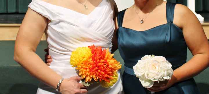 What colour roses go with David's Bridal peacock blue bridesmaid dresses?