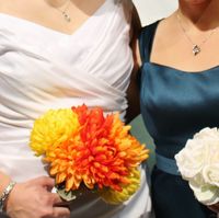 What colour roses go with David's Bridal peacock blue bridesmaid dresses?