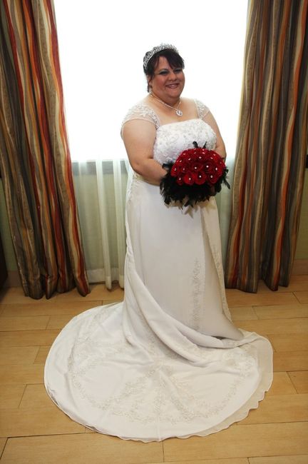 Who all is doing a second dress/reception dress?