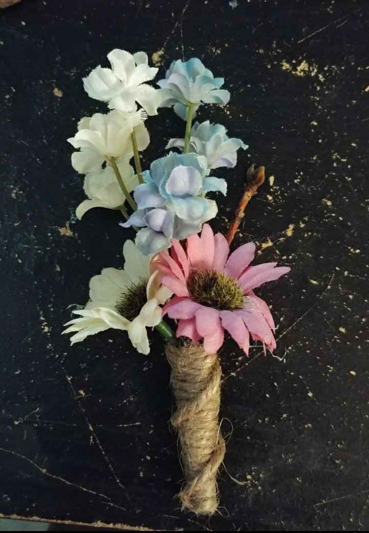 Boquets an corsages and boutannaires is anyone Diying? - 2