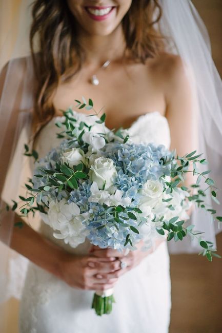 White or Colored Bouquet? - 1