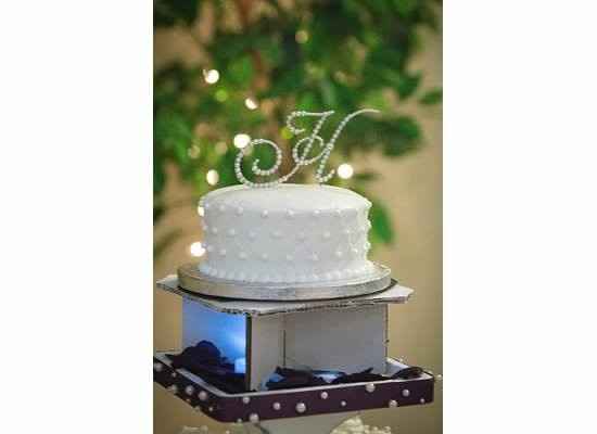 Wedding cake without flowers or ribbons - show me yours!