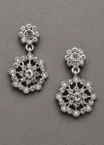 What accessories are you using:Earrings/Necklace/Bridal hairclip etc, please show me! Need inspirati