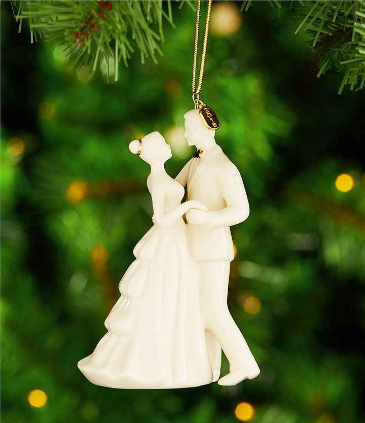 Do couples still use figurine cake toppers? - 1