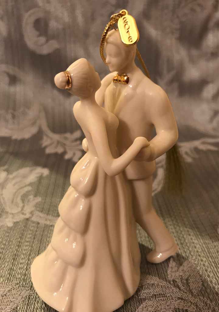 Do couples still use figurine cake toppers? - 1