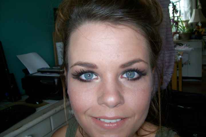 Anyone have pics of their overall wedding make up look, wearing false eyelashes?