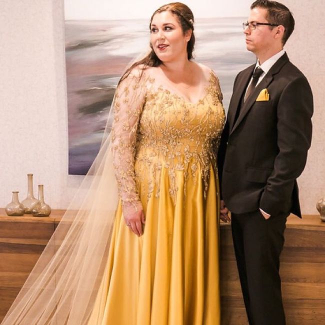 Who has/is going to wear a non-white wedding dress? 3