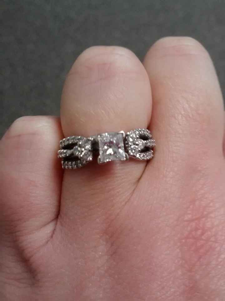 saw a saphire e-ring today and my heart melted :)