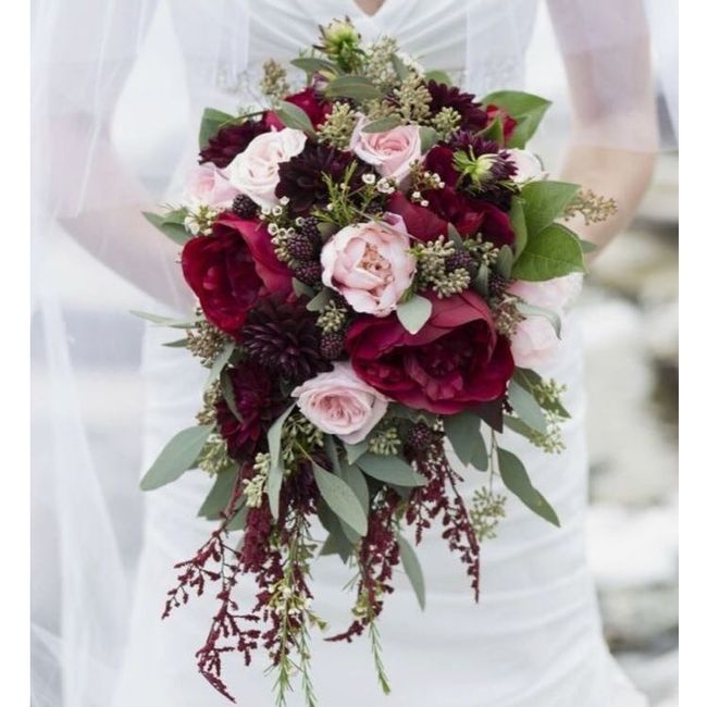 Cascading vs. Round Bouquet. Why did you pick one or the other?