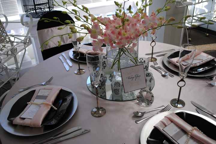 My invites dont match my theme, how can i make them match!