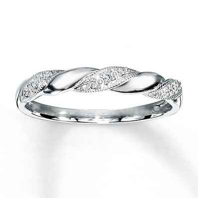 FH got an email that my wedding band is in - wanna see?