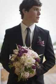 Discovered a new pet peeve - Groom's holding flowers