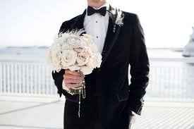 Discovered a new pet peeve - Groom's holding flowers