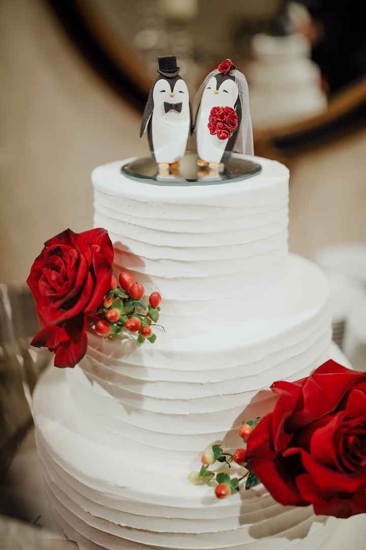 cake with penguin cake toppers 