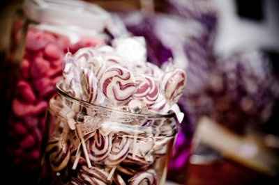 Is anyone doing a favor and candy buffet?