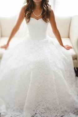 Does anyone know who makes/where I can find this wedding dress?!  Please help!