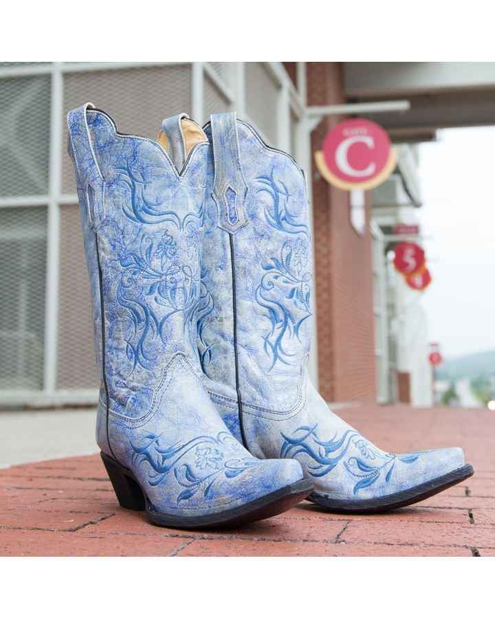 Show me your shoes, please!