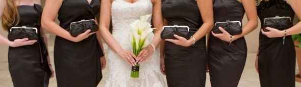 Bridesmaids carrying purses instead of flowers ?