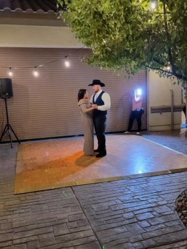 In-between an Elopement and Big Wedding? - 5