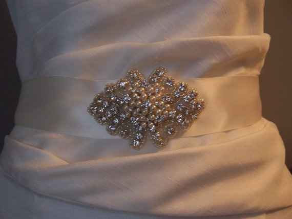 Wedding dress - add belt or no?