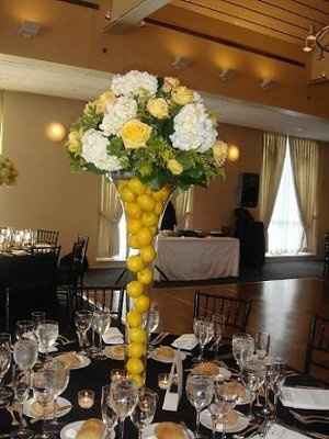 Centerpiece ideas for bumble bee themed wedding