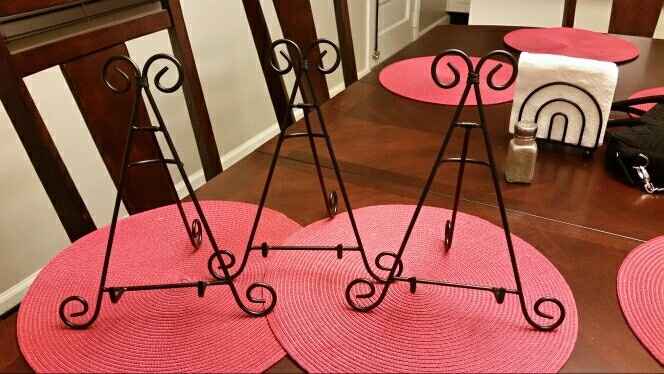 Metal easel for pictures