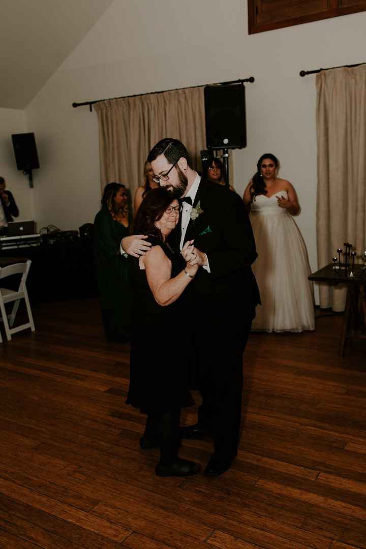 Husband's dance with his mom (Photo by Katie Ruther)