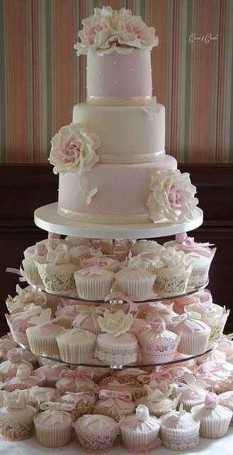 Where can I find  a cake and cupcake stand combination