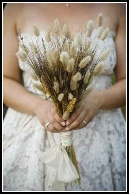 Flowers, or not to flower? Centerpiece ideas plus real vs. fake debate