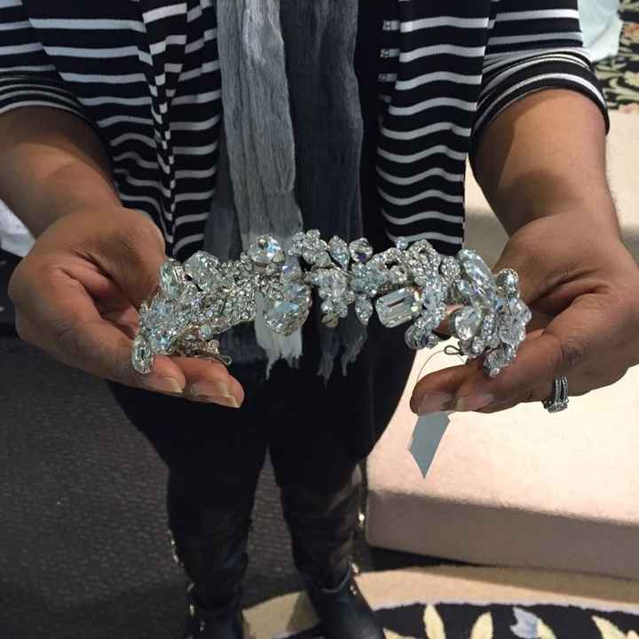 Talk to me about veils and hair accessories!