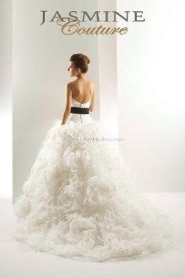 I need help finding a dress like this please! If not do i need to do get a custome dress?