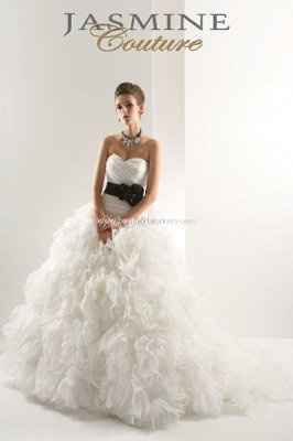 I need help finding a dress like this please! If not do i need to do get a custome dress?