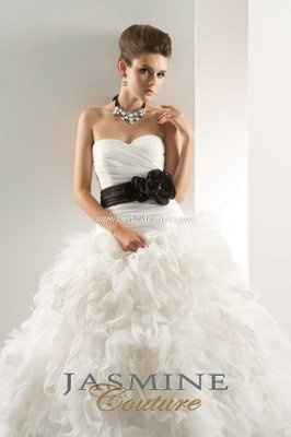 I need help finding a dress like this please! If not do i need to do get a custome dress?