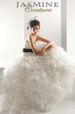 I need help finding a dress like this please! If not do i need to do get a custome dress?