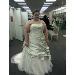 Plus sized brides - show off your dress!
