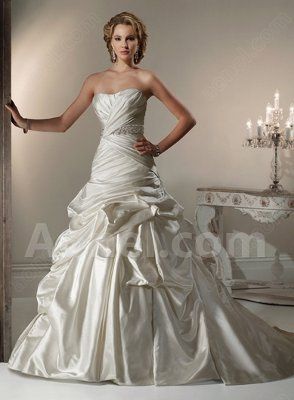 Does anyone know they actual designer of this dress?