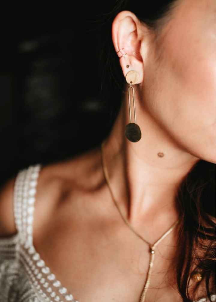 What style earrings are you wearing with your wedding dress? - 1