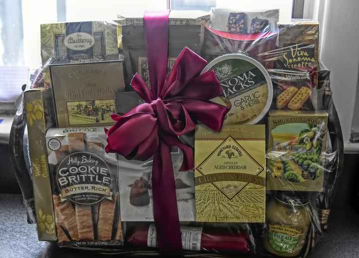 Gift basket ideas for baby shower raffle online