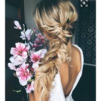 Is it bad to have your roots showing at the day of the wedding?