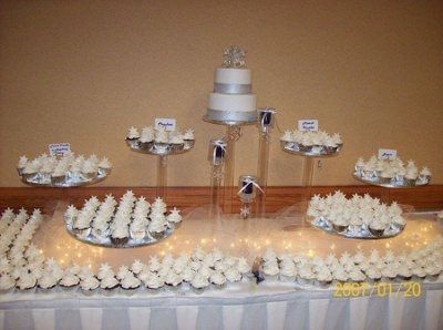 ATTN: Brides having cupcakes instead of cake...
