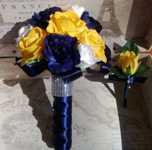 Bridesmaids bouquets and pins for groomsmen