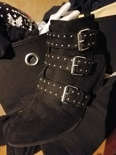 What shoes will you be wearing??  Heels? Flats? Boots? - 1