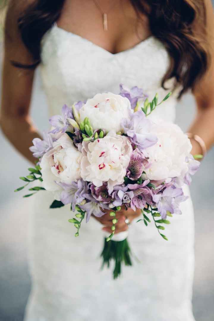 Is your wedding day bouquet going to be all-white or popping with color? Whether you’re going monoch