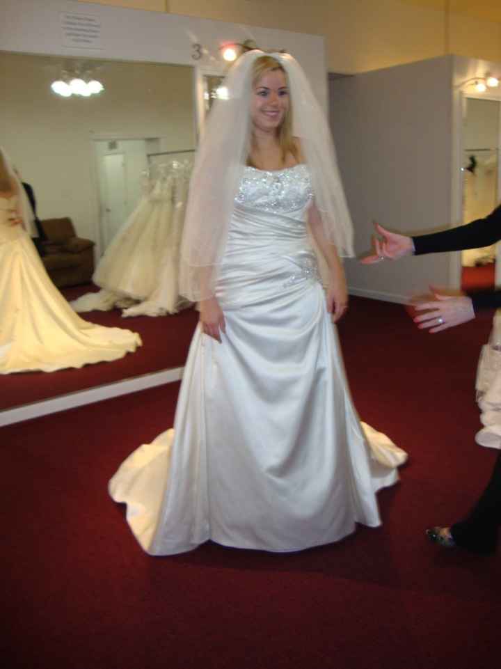 Show us your wedding dress!!!!!!