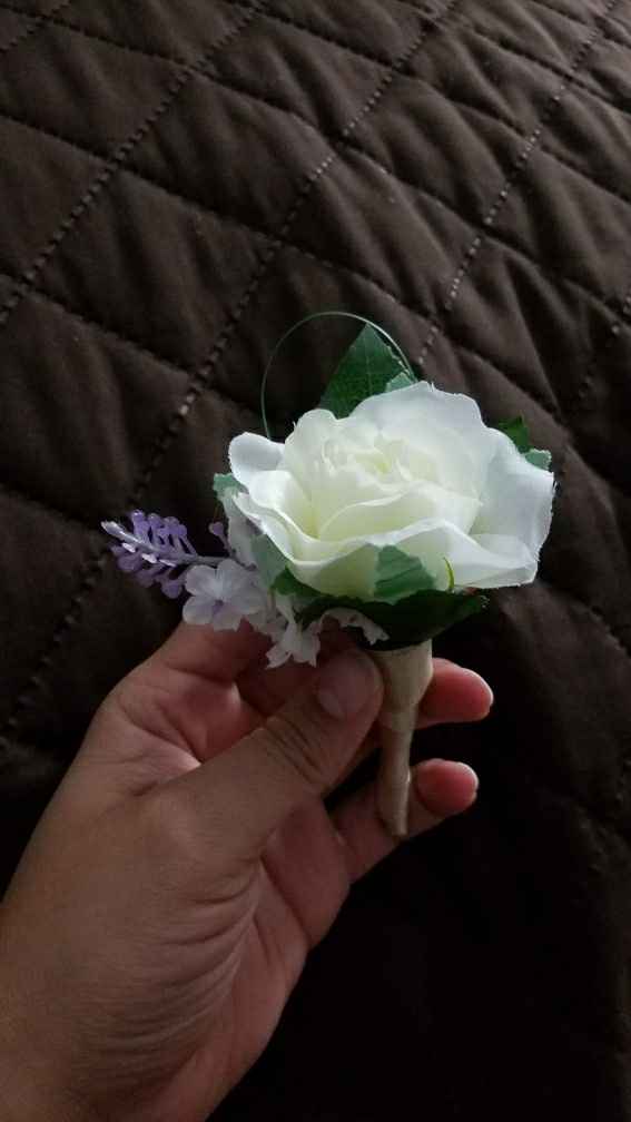 Boutonniere size - 2