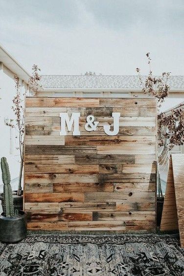 diy wooden backdrop outdoor bar rustic wedding decor